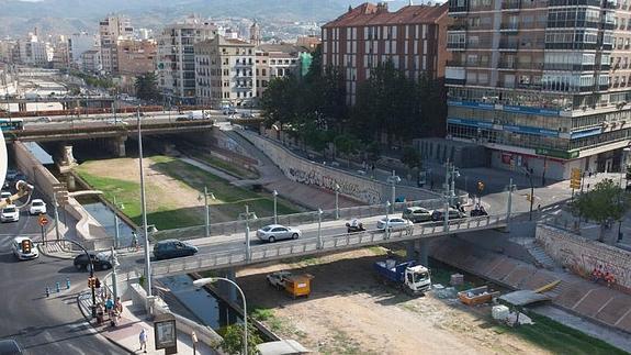 La vía verde partiría al sur del puente de Tetuán, donde hay una rampa de bajada al cauce.