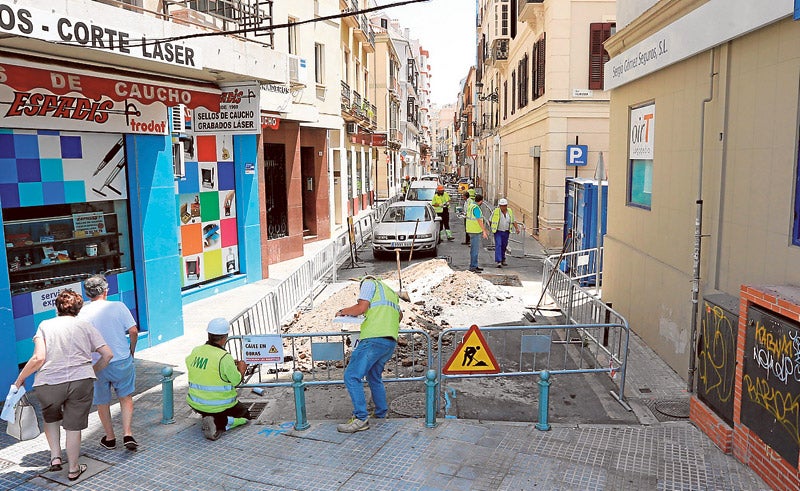 Los operarios ya están trabajando en la calle Panaderos, en donde se realizan los desvío de los servicios existentes.