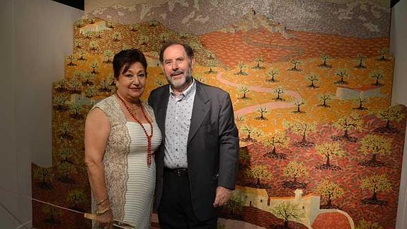 El pintor veleño, ayer junto a su mujer, María Adela Pareja.