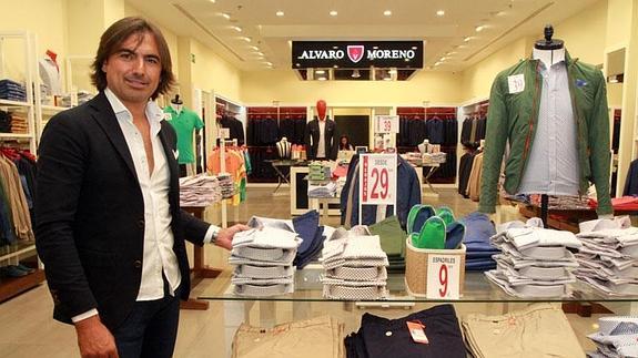 Álvaro Moreno, en la tienda de Nervión Plaza.