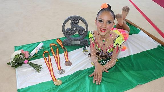 María Elisabeth Leiva posa con sus medallas del Campeonato de España de gimnasia. 