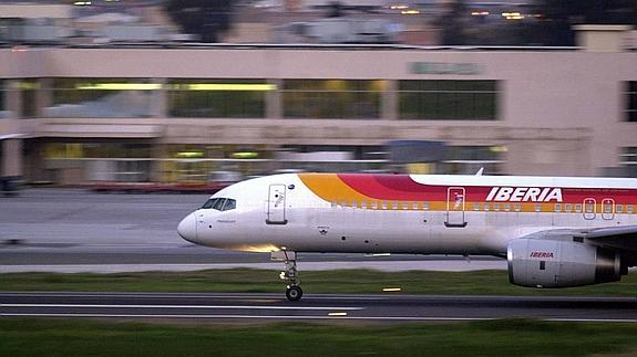 Un avión de Iberia maniobrando en el aeropuerto de Málaga. 