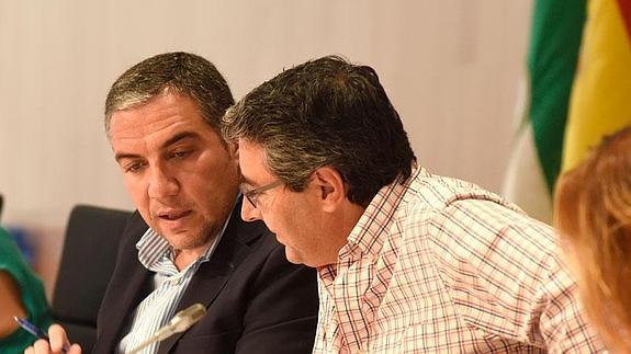 Elías Bendodo, junto a Francisco Salado, en el pleno de este jueves. 