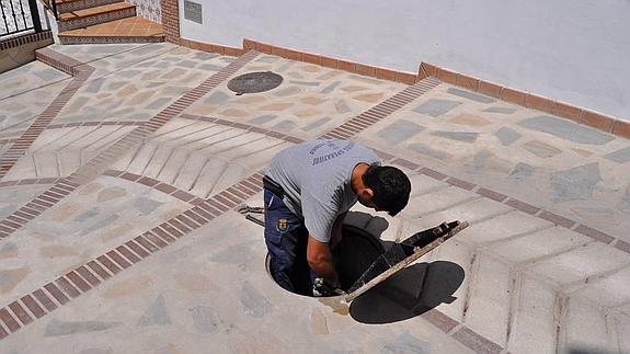 Un fontanero de Arenas corta el agua a una zona de pueblo para que los vecinos de la parte alta puedan tener unas horas de suministro. 