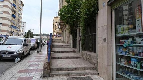 magen de la escalera que da acceso a varias viviendas en la calle Martínez de la Rosa.