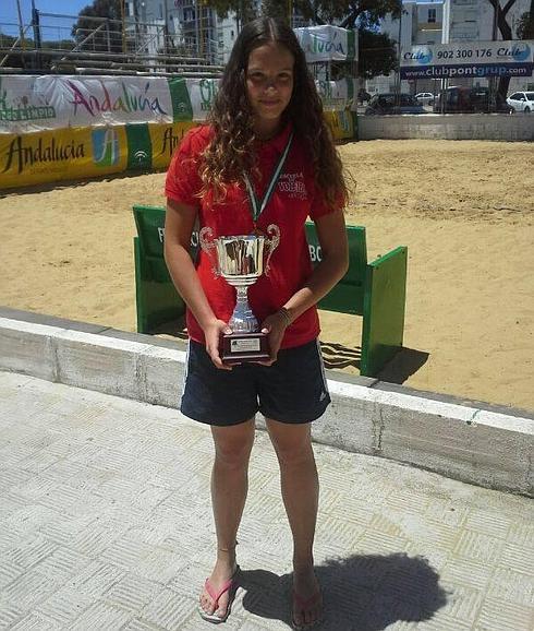 Ana Muñoz muestra uno de los trofeos de esta temporada.