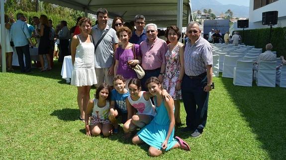 La familia Rojo Álvarez Manzaneda, de Granada, lleva pasando sus vacaciones en el Parador de Nerja desde los primeros años setenta. 