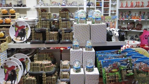 'Souvenirs' de Málaga, ¿recuerdos de las vacaciones o regalos sin identidad?
