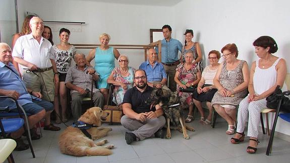 Una decena de ancianos acuden a la terapia asistida con perros. 