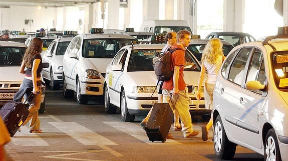 Viajeros llegan a la parada del aeropuerto de Málaga. 