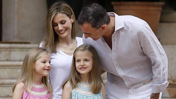 Felipe VI, Letizia Ortiz y las infantas Leonor y Sofía, en su primer posado como reyes en Marivent el 5 de agosto de 2014. 