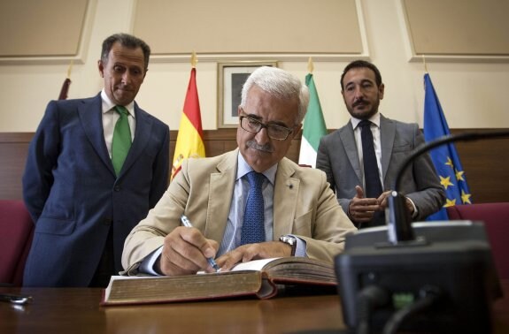 Jiménez Barrios firma en el libro de honor de Chiclana, localidad de la que fue alcalde, en su primer día como presidente en funciones. :: efe