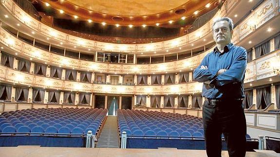 Juan Antonio Vigar, el nuevo responsable de los teatros municipales, posa en el escenario del Cervantes.