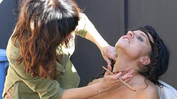 Bea Millás dando toques a una actriz ‘degollada’. 