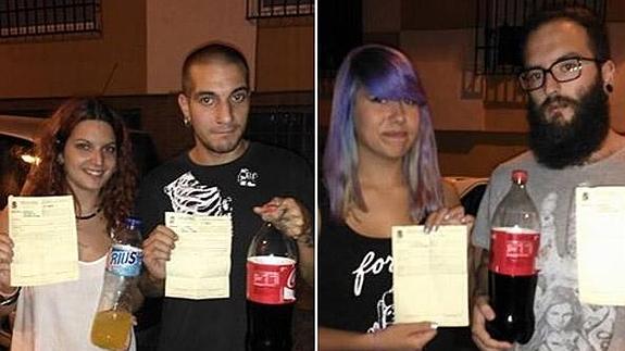 Las dos parejas que bebebían refrescos en la calle, con las multas en la mano.