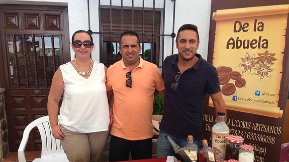 Ana Belén, José Manuel y Javier Arrebola Vivas, en una feria junto a su gama de licores artesanales.