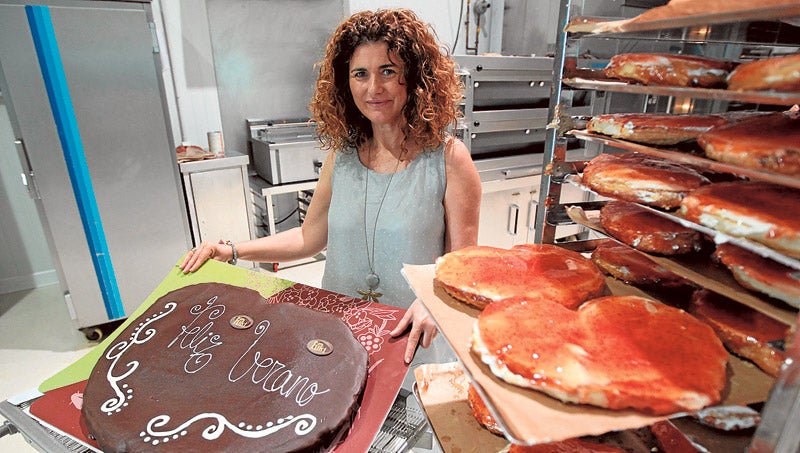 María José Garrido muestra una palmera de chocolate junto a otras de tarta de queso. 