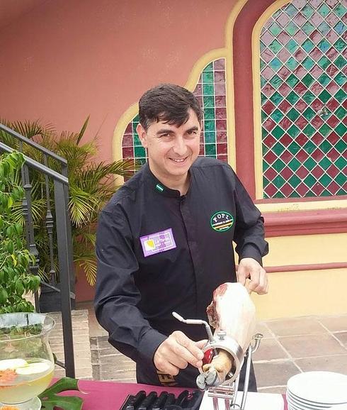 'Popi' en la preparación de un jamón para empezar a cortarlo.