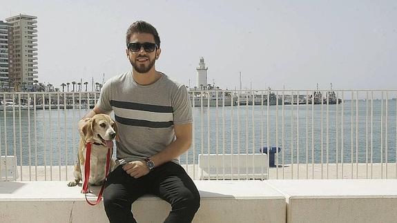 Pablo Banderas, con su perrita Mafi en Muelle Uno. 