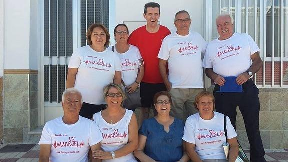 Manuel Correro, en el centro, junto a vecinos del pueblo.