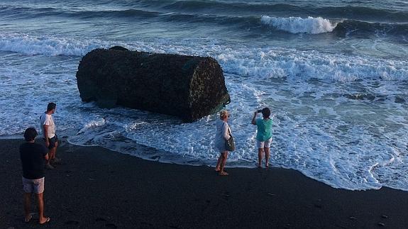 El temporal arrastra una batea de mejillones hasta la playa de La Mezquitilla