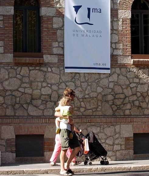 La UMA gasta 350.000 euros en operaciones de miopía, libros y dentista para sus empleados
