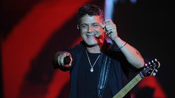 Alejandro Sanz emocionó con sus clásicos a la concurrencia entre la que se encontraba Méndez de Vigo, ministro de Cultura. 
