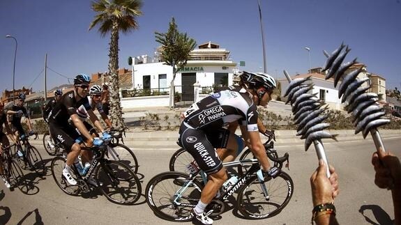 El pelotón, a su paso por Benajarafe en la pasada edición de la Vuelta.