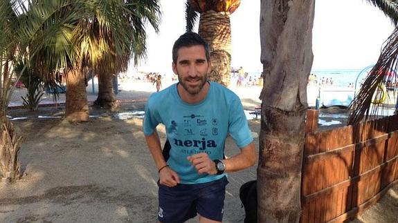 Álvaro Fernández, con la camiseta del club Cueva de Nerja-UMA, en la playa de Burriana. 