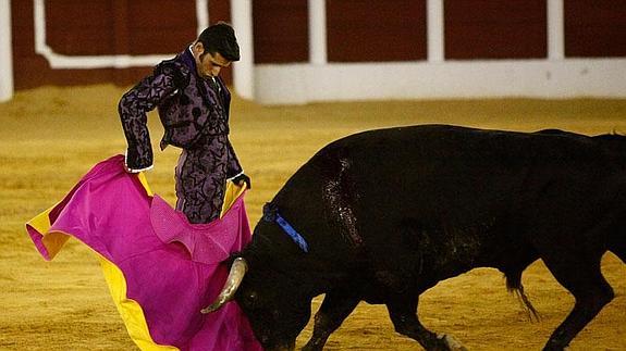 Talavante toreando con el capote al último del festejo, al que le cortó las dos orejas que le permitieron salir a hombros.