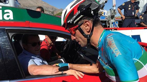 El italiano Vicenzo Nibali se justifica ante el juez de la carrera.