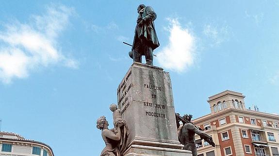 El deterioro del grupo escultórico del Marqués de Larios es evidente. 