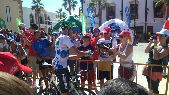 Omar Fraile, del Caja Rural, firma autógrafos en Estepona. 