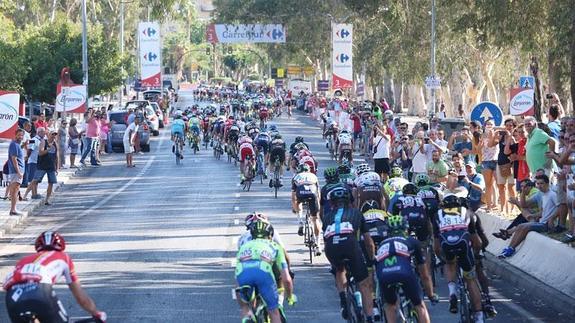 El pelotón, ayer a su paso por el Paseo de Martiricos. 