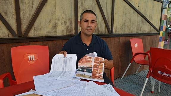 Gustavo Sánchez Pastor, ayer a las puertas de la cafetería Lamia con documentación sobre el local. 