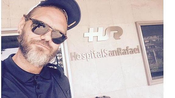 Nacho Vidal, a las puertas del centro médico donde se está tratando.