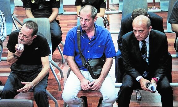 Muñoz y Del Nido, separados en el banquillo de los acusados por un hermano del segundo. :: ñito salas