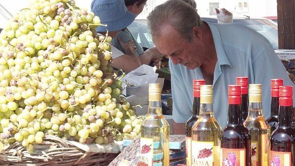 El sábado se celebra en Almáchar la Fiesta del Ajoblanco. 