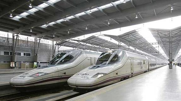 Trenes AVE, en la estación de Málaga María Zambrano.