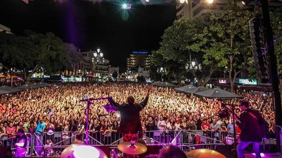 La plaza de La Nogalera vivió un llenazo para recibir a su hijo pródigo, Danza Invisible, después de más de una década. 