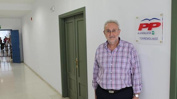 Del Cid, en la puerta de la oficina del PP en el Ayuntamiento.