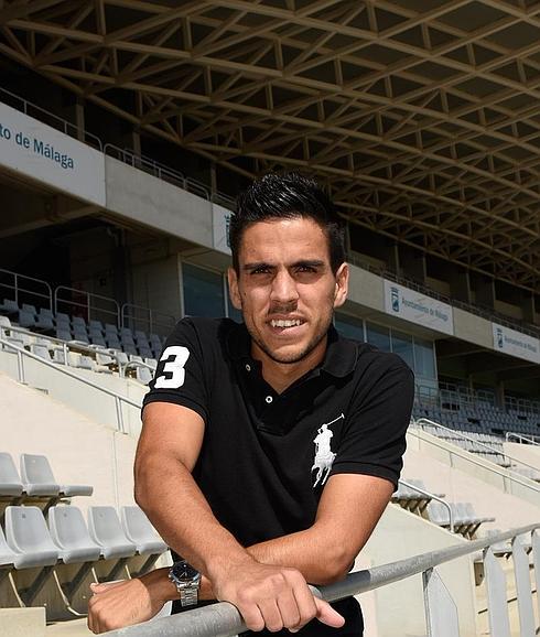 Recio posa en el estadio de atletismo