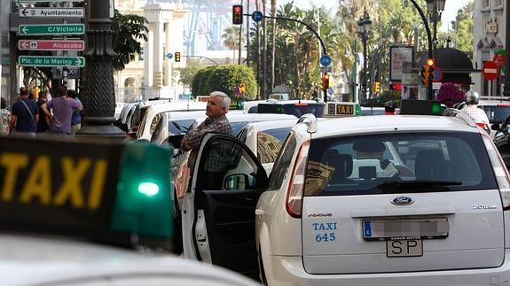 En la capital hay 1.434 licencias de taxi, una cifra que el sector considera excesiva