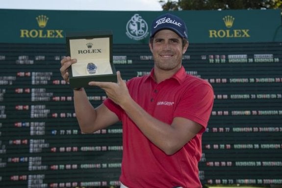 Ignacio Elvira posa con el reloj que lo acredita como ganador del torneo. :: RFEG
