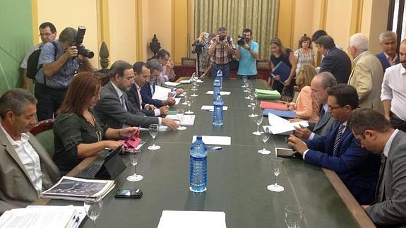 Representantes de la Junta y el Ayuntamiento, con el alcalde de Málaga y el consejero de Fomento al frente, en el arranque de la reunión.  