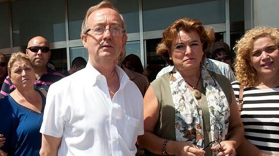 Los imputados Gonzalo Fuentes y Lola Villalba (en el centro), hoy en los juzgados.