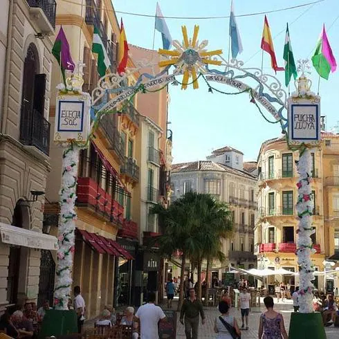 Algunos de los arcos instalados por la calles de Málaga con motivo de la coronación de la Virgen del Rocío.