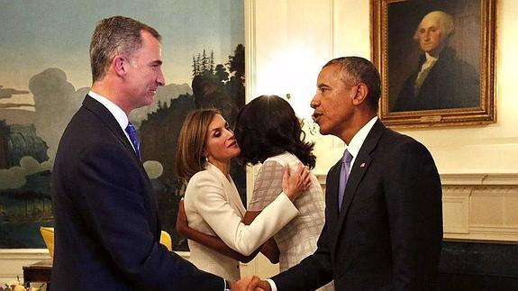 Felipe VI saluda a Barack Obama.