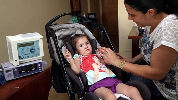 El carrito resulta ya pequeño para Idaira, por lo que necesita una silla de ruedas
