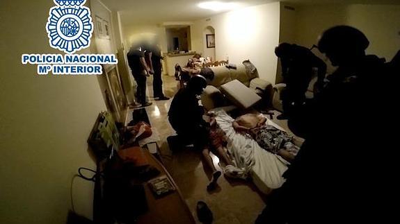 Policías arrestan a algunos de los miembros del gupo. 